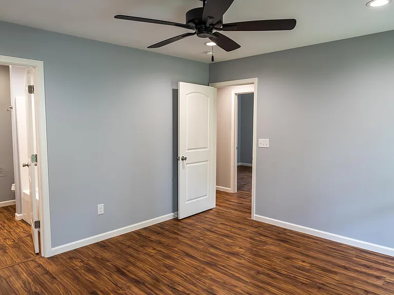 1423 Irwin Ave — Photo 10