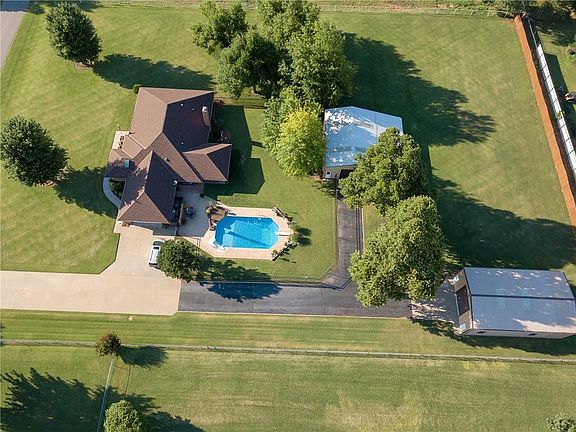3rd image of 826 S Ebeling Dr