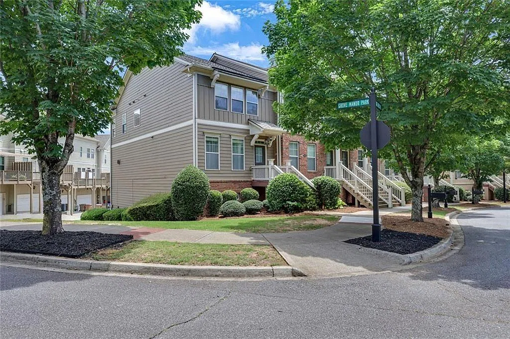 3 bed, 3.5 bath, 2592 sqft, $2,500 — Photo 1