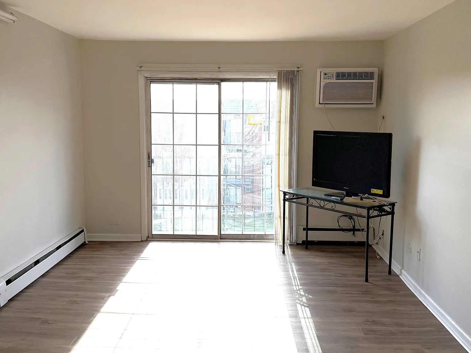 2 bed, 900 sqft, $1,600 — Photo 2