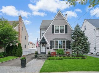 432 Wellington Rd, Mineola, NY 11501