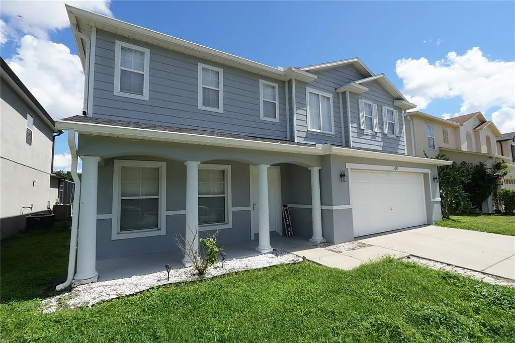 5 bed, 2.5 bath, 2938 sqft, $2,800 — Photo 2