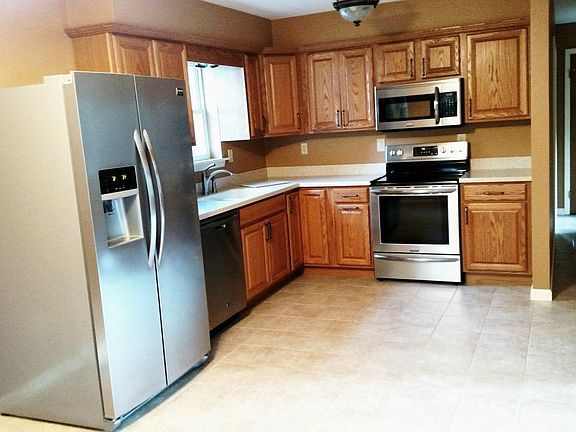 Kitchen has all oak solid wood constructed cabinets.all new
