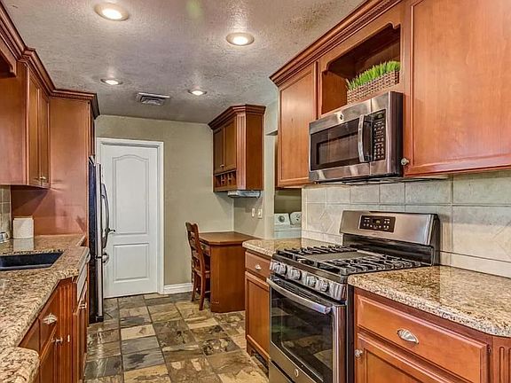 4th image of 336 E Geneva Dr