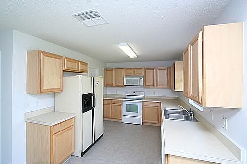 SPACIOUS KITCHEN