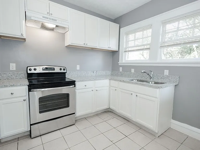 217 S 11th St — Photo 20