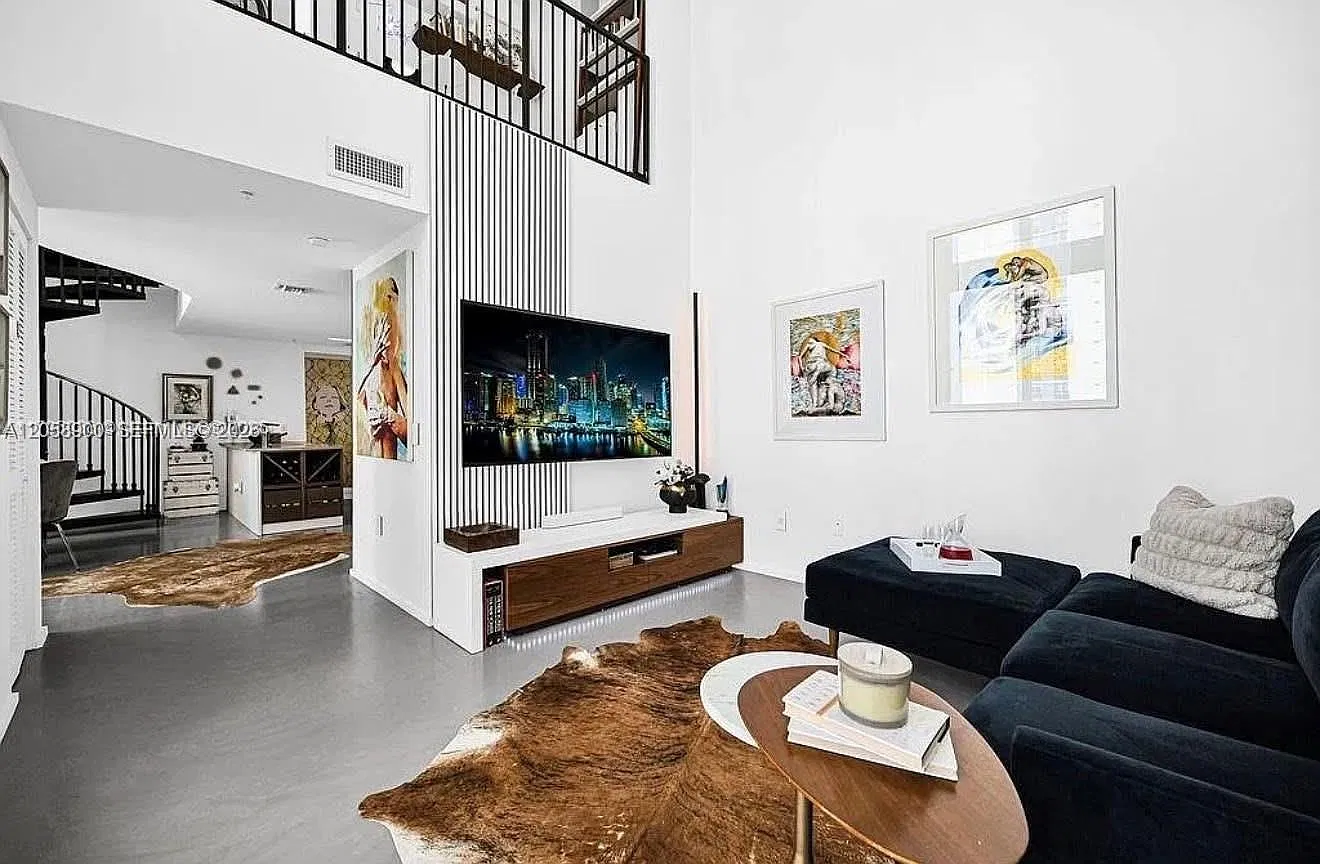 Met 1 Condo — Photo 3