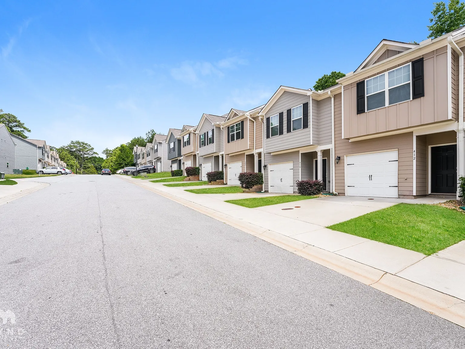 3 bed, 2.5 bath, 1423 sqft, $1,719 — Photo 2