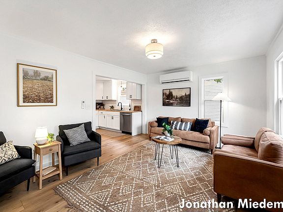 5th image of 310 Majestic St SE