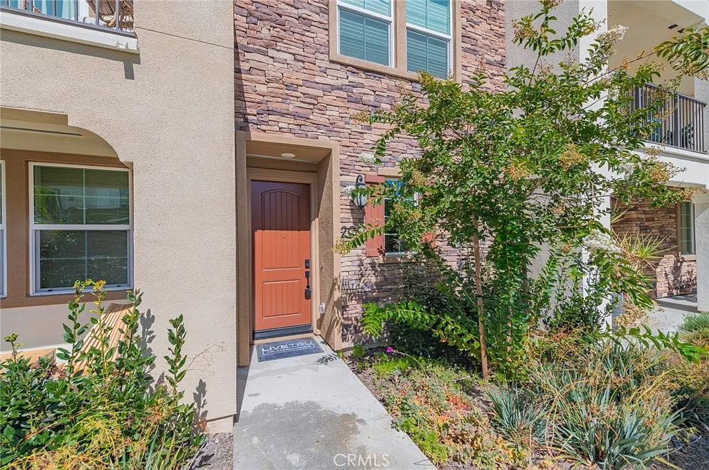 3 bed, 3.0 bath, 1583 sqft, $4,200 — Photo 4