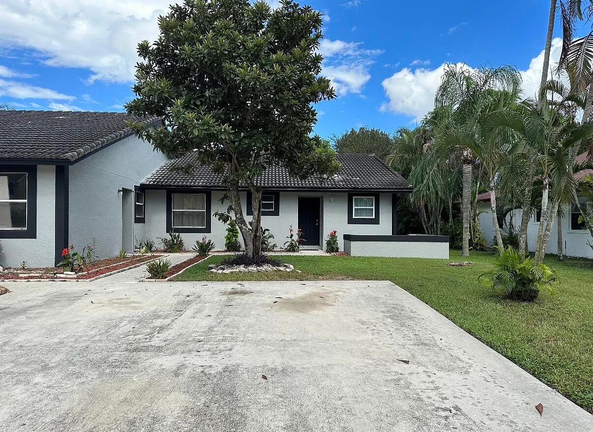 Building Photo - 1392 Riverside Cir #1392