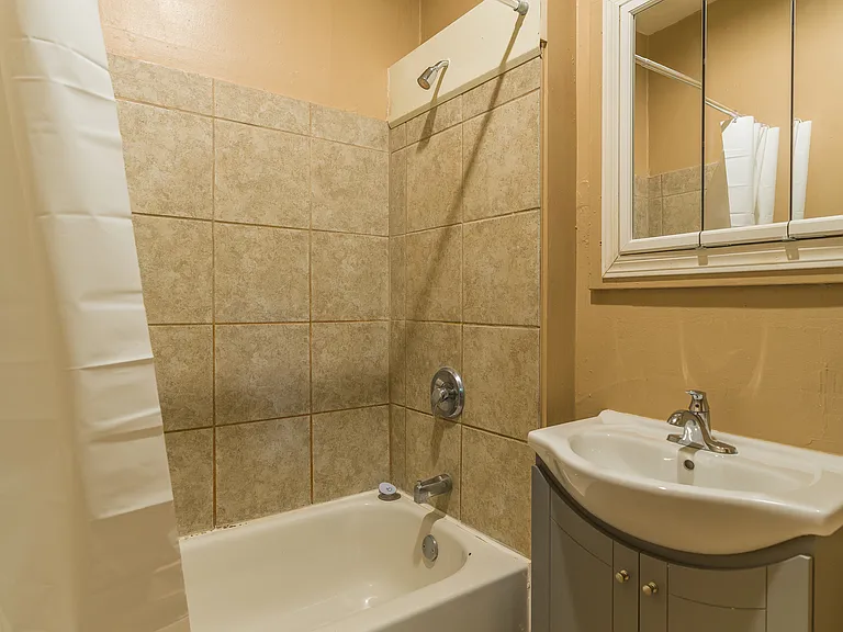319 E Washington St — Photo 11