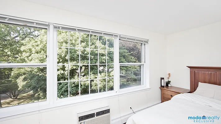 Sold by Moda Realty | media 33