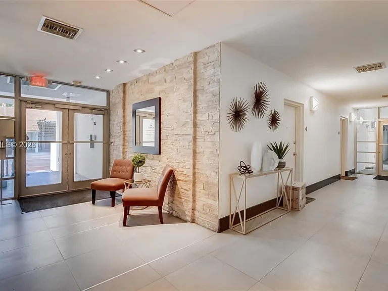 3339 Virginia St #323 — Photo 6
