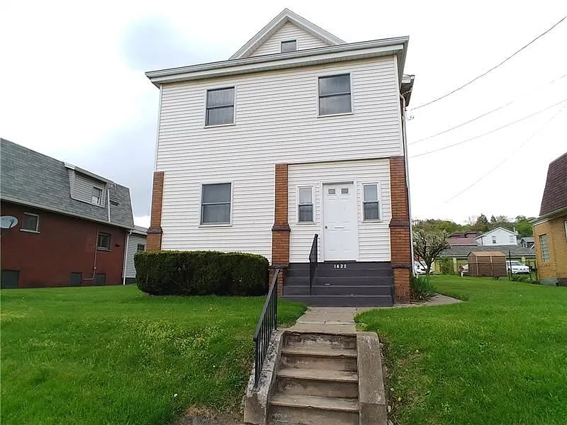 1422 Duss Ave photo 1