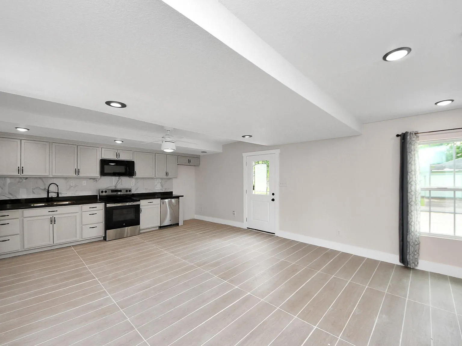 2 bed, 1.0 bath, 980 sqft, $1,300 — Photo 2