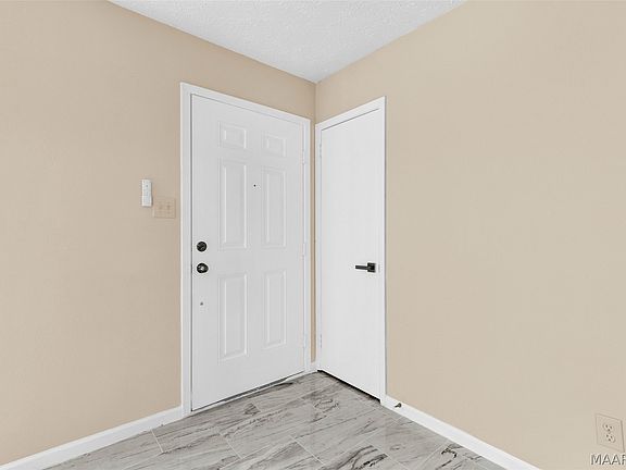 3rd image of 988 Sandy Ridge Rd