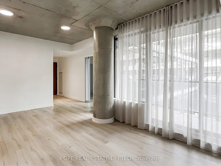 560 King St W #726 — Photo 10