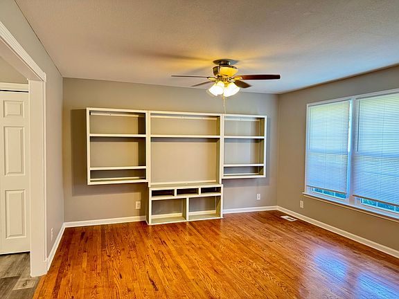 4th image of 389 Elaine Dr