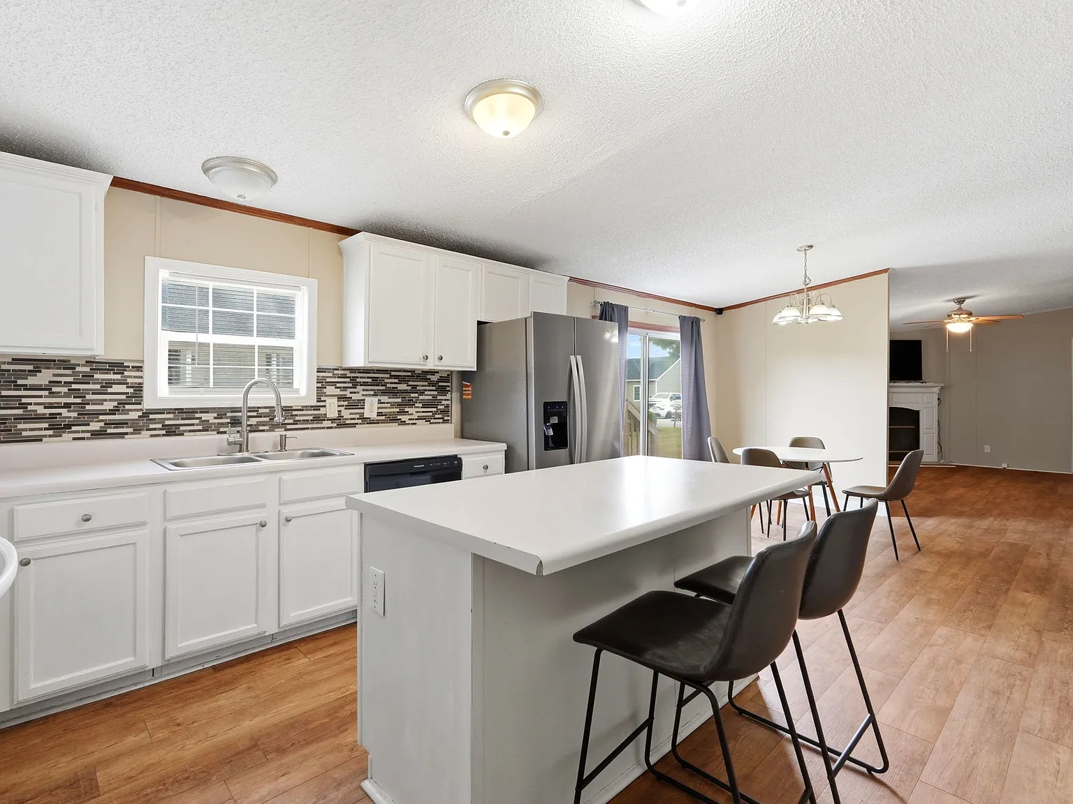 4 bed, 1904 sqft, $2,200 — Photo 4