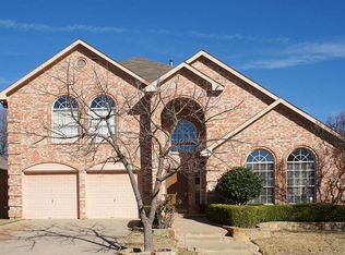 800 Peterstow Dr, Euless, TX 76039