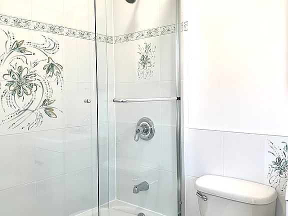 4th image of 214 Bedford Ave