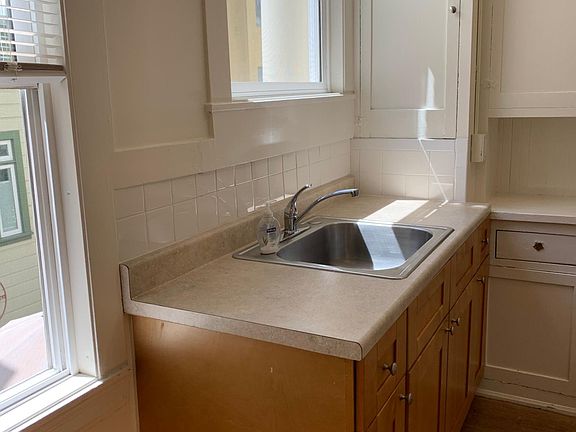 4th image of 1365 Chestnut St APT 4