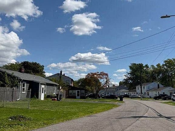 Exterior Neighborhood (street photo)