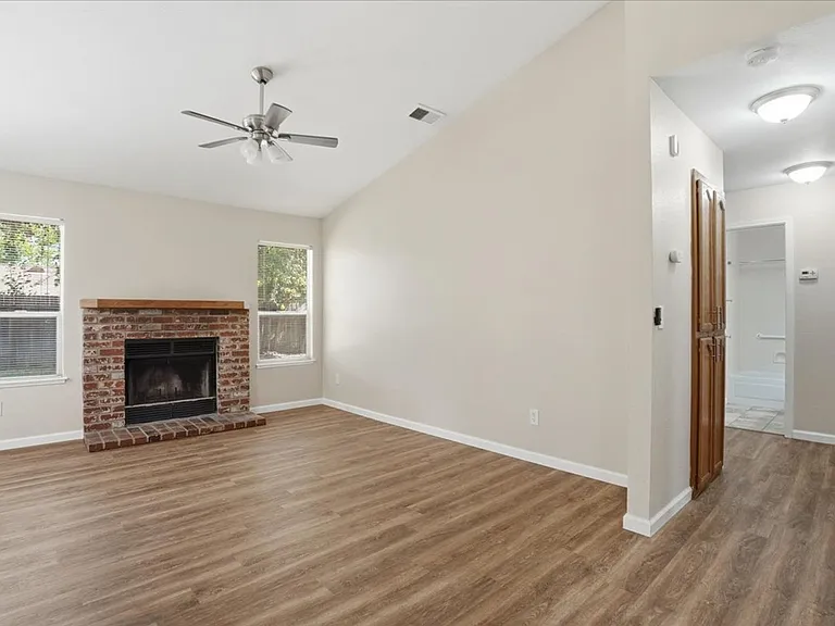 604 Hovey Way — Photo 3