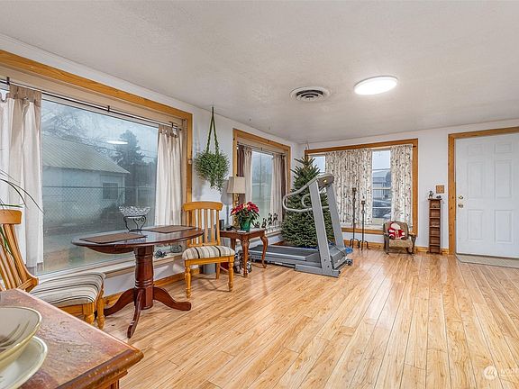 4th image of 212 S 39th Avenue