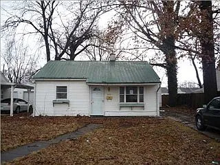 2401 Maplewood Cir photo 1