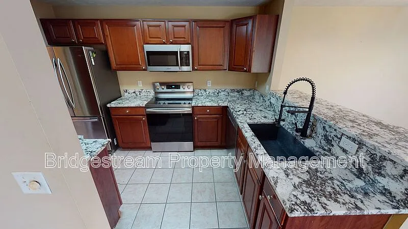 3 bed, 2.0 bath, 1367 sqft, $1,795 — Photo 2
