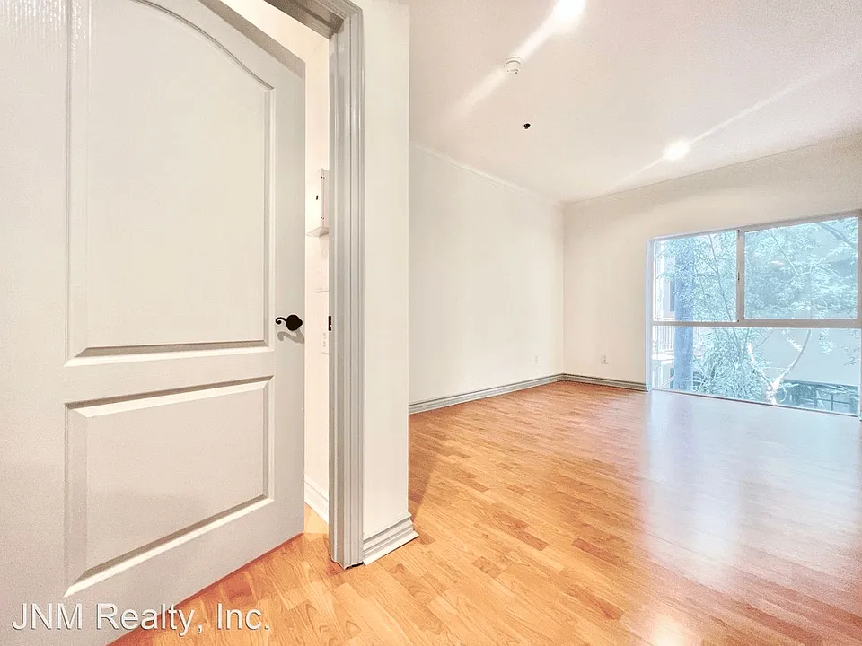 8411 De Longpre Ave #203