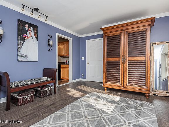 3rd image of 2511 Clarendon Ave