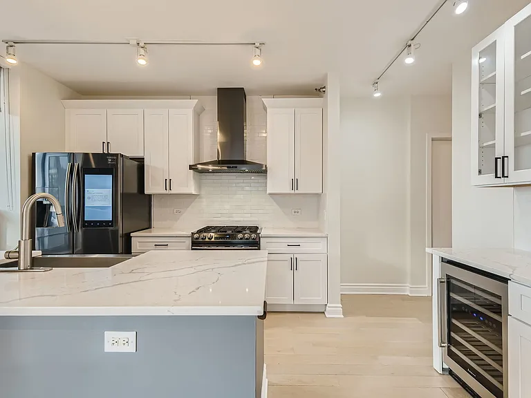 330 W Grand Ave #1202 — Photo 6