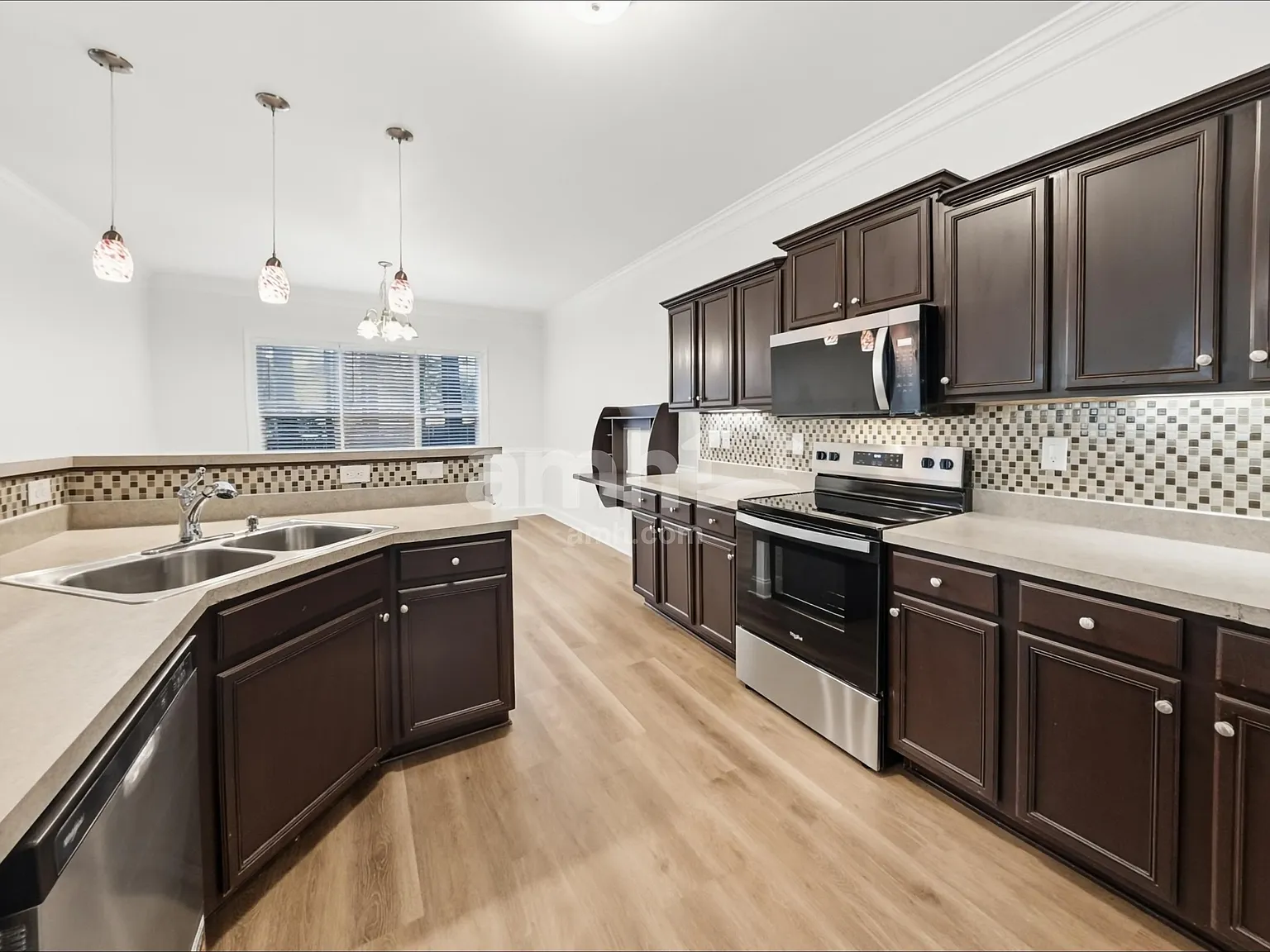 3 bed, 2.5 bath, 1921 sqft, $2,125 — Photo 3