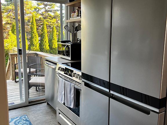 5th image of 39 Webster St
