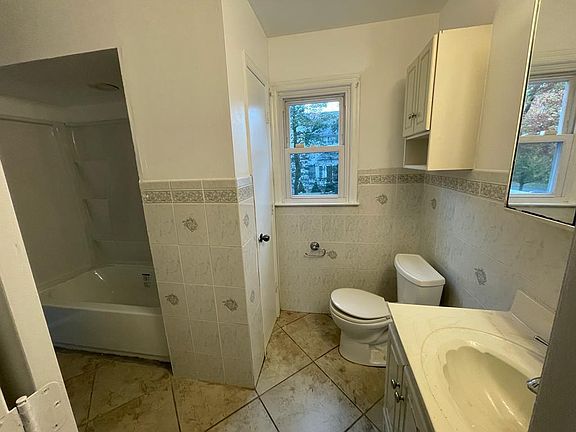 Upstairs Full Bathroom