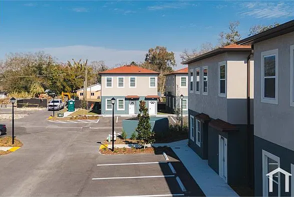 3 bed, 1076 sqft, $2,300 — Photo 2