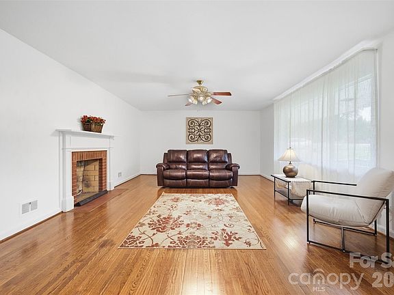 3rd image of 914 Springdale Ln