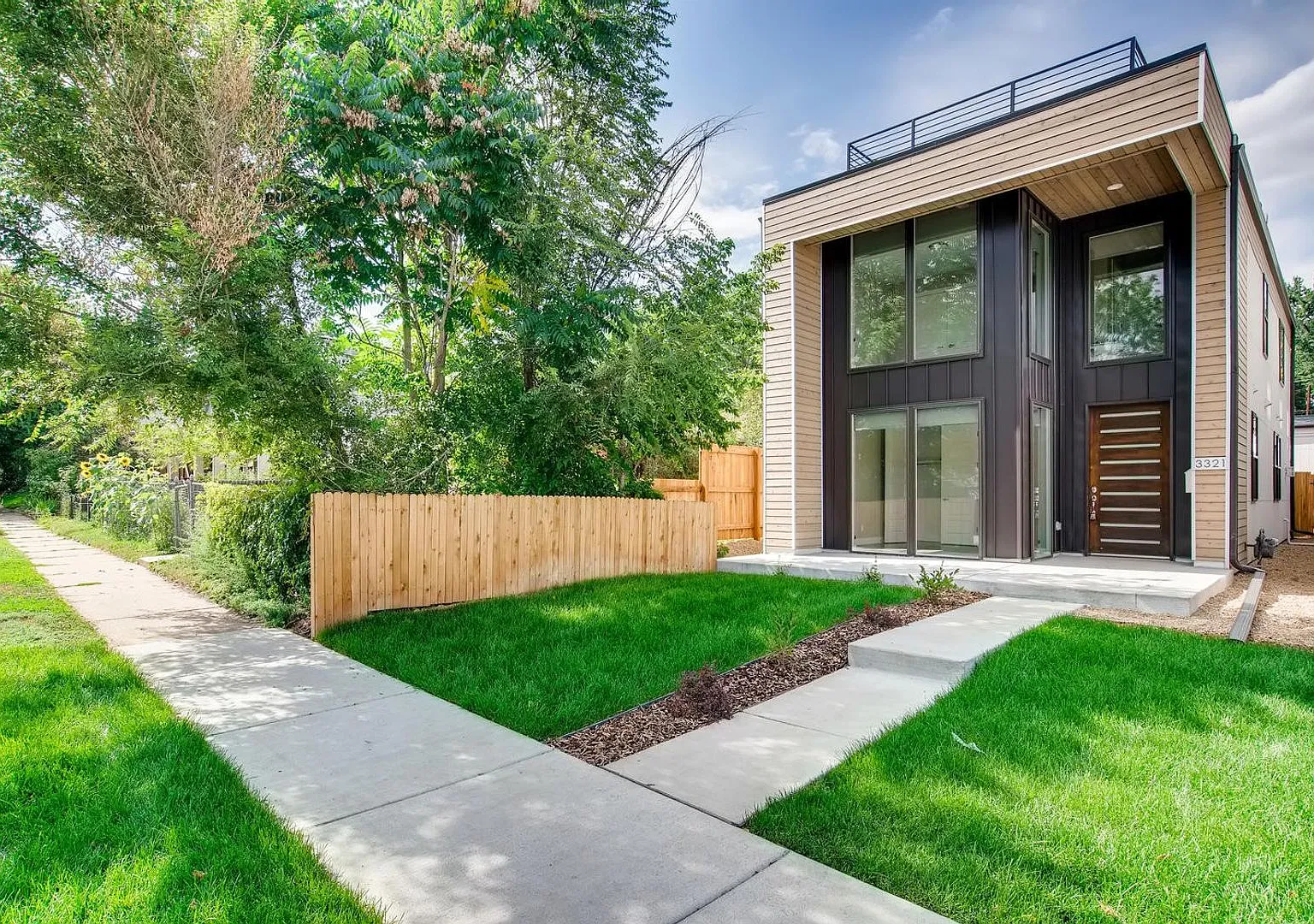Amazing Single Family home with 3 bed, 3 bath + Den and 2 car garage with back yard — Photo 1