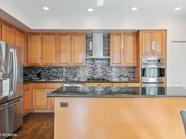 330 N Clinton St APT 605, Chicago, IL 60661