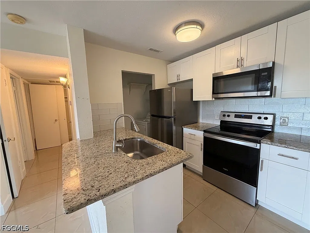 2929 Winkler Ave — Photo 4