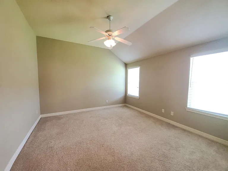 208 Amanda Ct — Photo 8