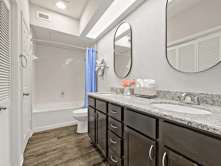 Double Vanity Bathroom with Garden Style Tub Double Vanity Bathroom with Garden Style Tub