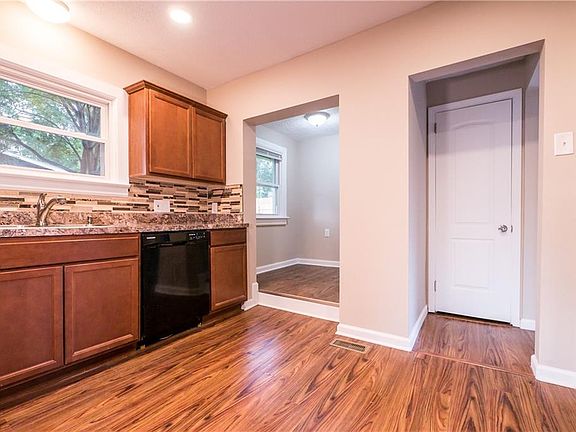 4th image of 805 Winton Ave