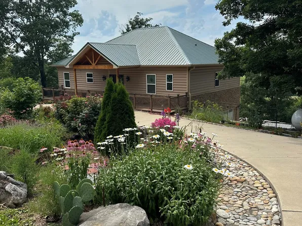 285 Redwood Dr, Dandridge, TN 37725