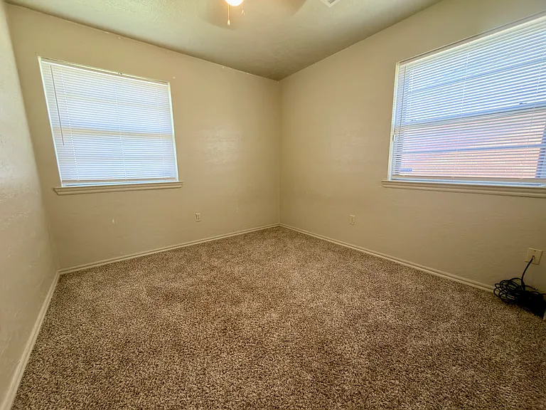 5810 NW Oak Ave — Photo 16