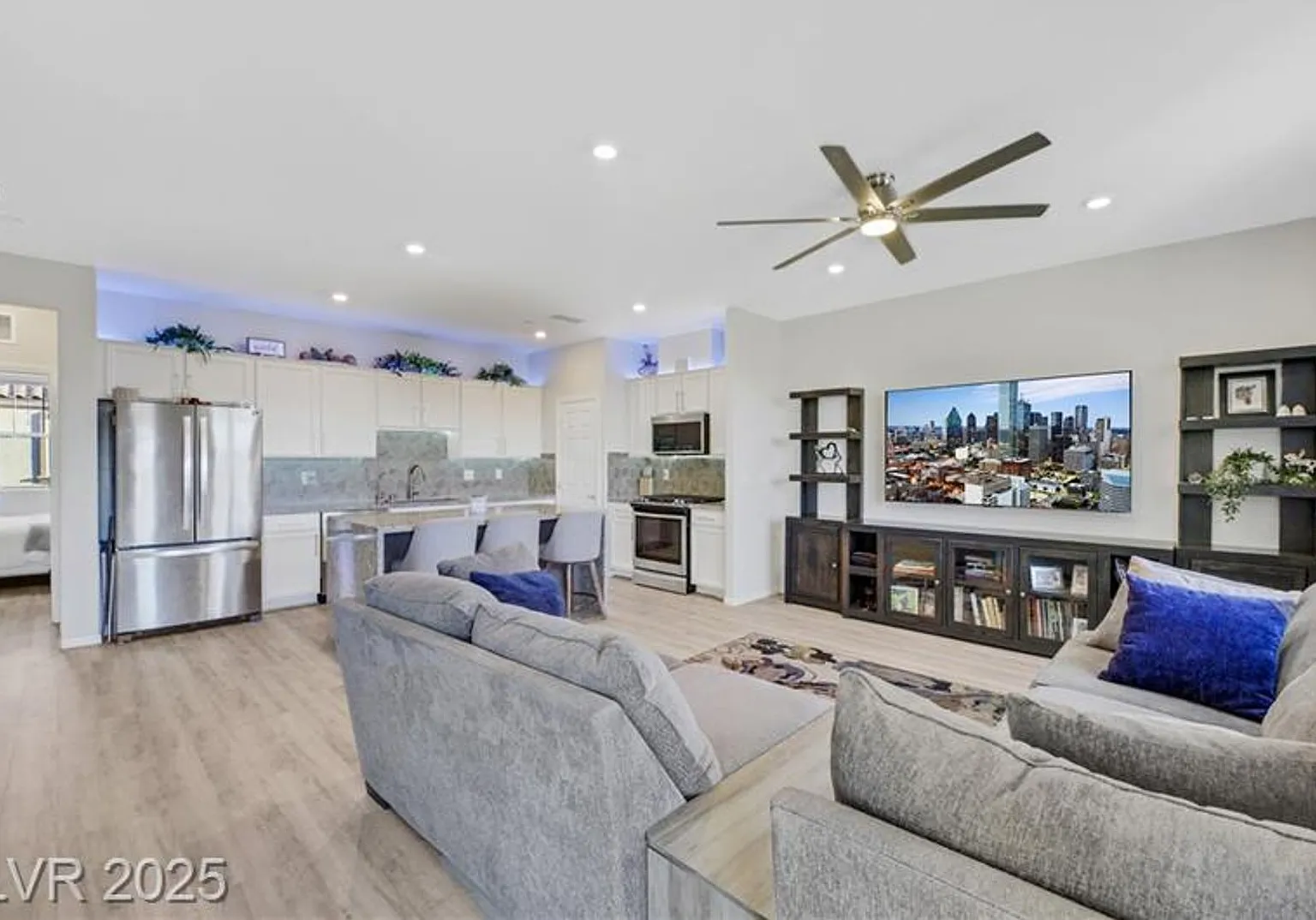 Modern 4-Bed Townhouse in Henderson — Photo 1