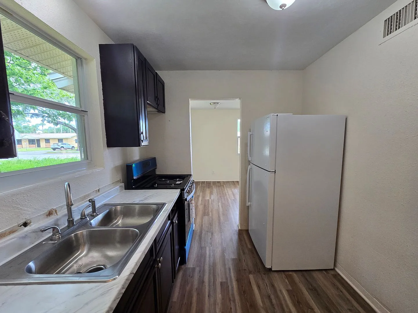 Clean 3 bedroom block home in Daytona! — Photo 4